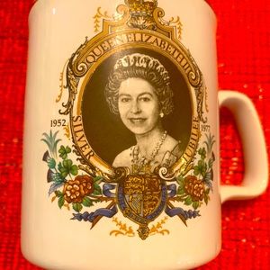 Queen Elisabeth , silver Jubilee mug
